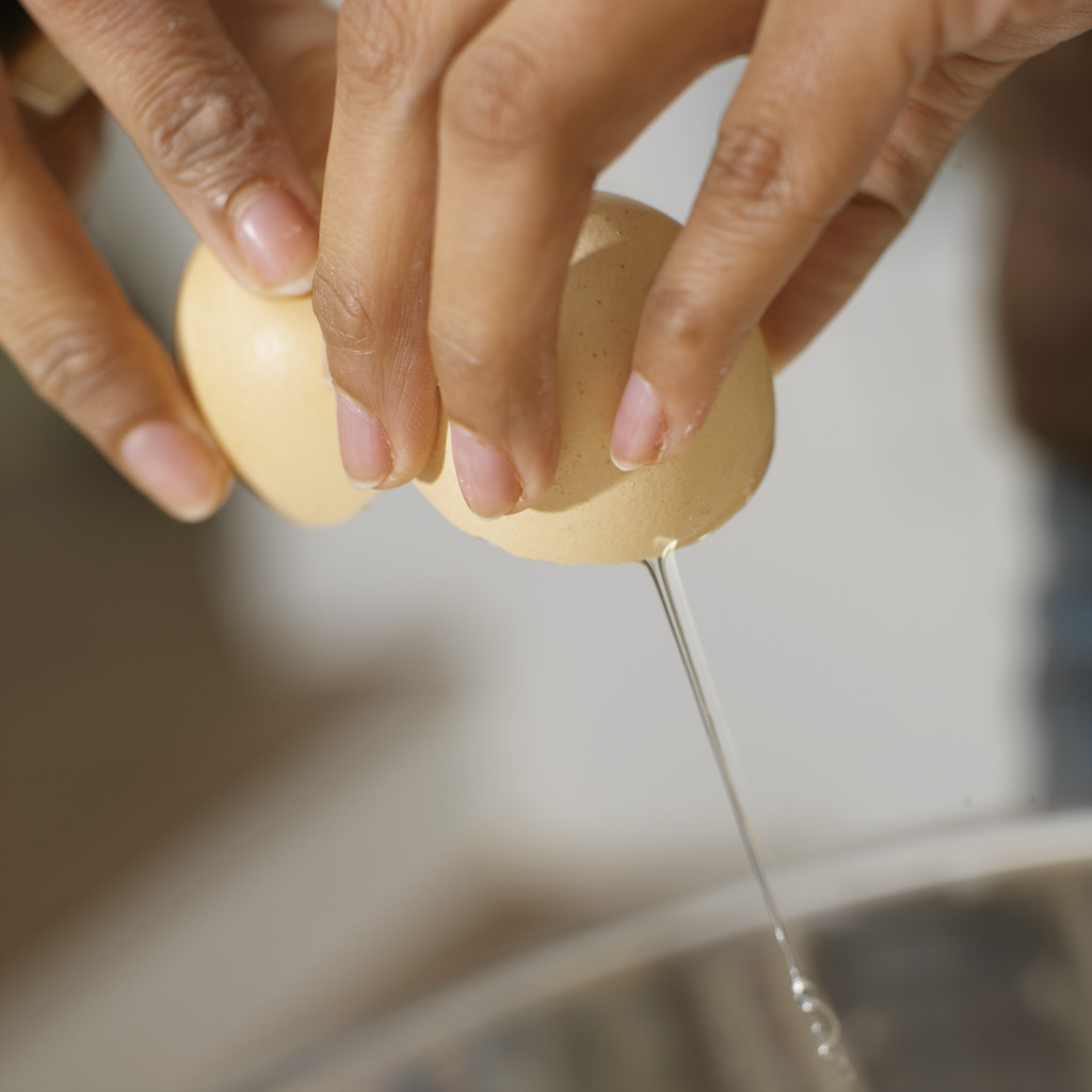 Mayonaise maken: eieren breken